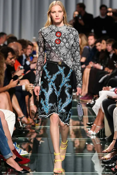 Look 10